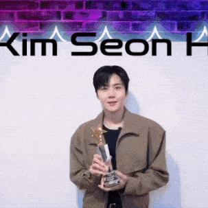Popular photo full of fans’ love for Kim Seonho