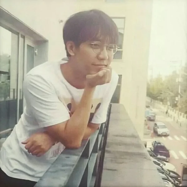 Foto populer Lee Seunggi yang penuh cinta dari penggemar