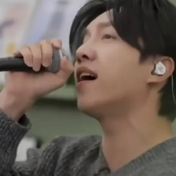 Foto populer Lee Seunggi yang penuh cinta dari penggemar