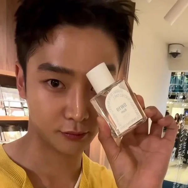 Foto populer Rowoon yang penuh cinta dari penggemar