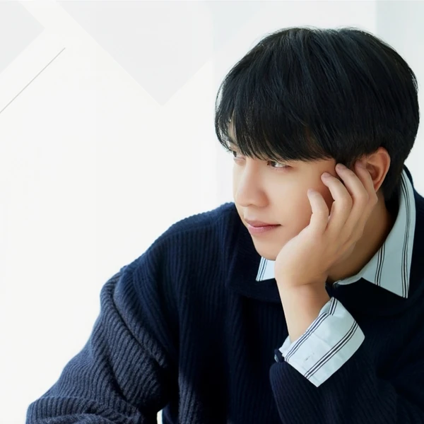 Foto populer Lee Seunggi yang penuh cinta dari penggemar