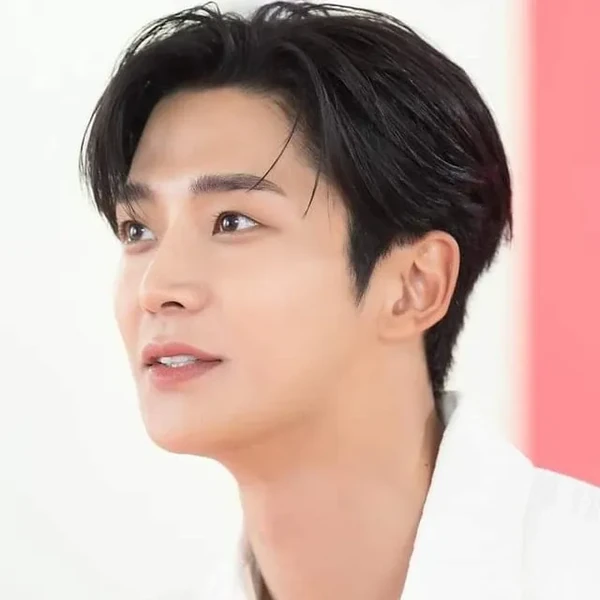 Penampilan Rowoon yang paling disukai hari ini