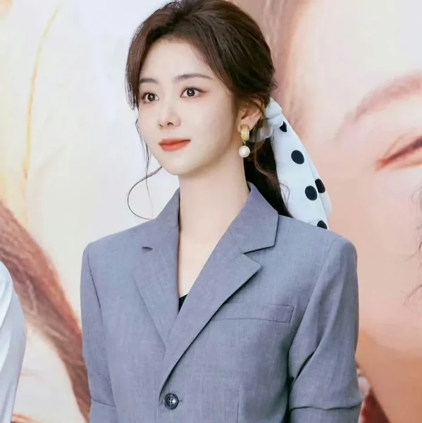 Popular photo full of fans’ love for Tan Song Yun