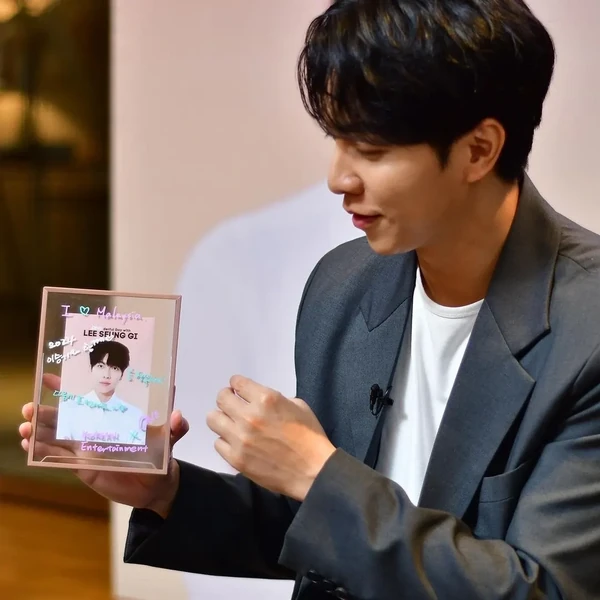 Foto populer Lee Seunggi yang penuh cinta dari penggemar