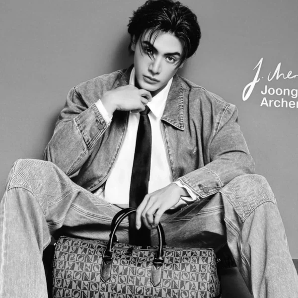 Popular photo full of fans’ love for Joong Archen Aydin