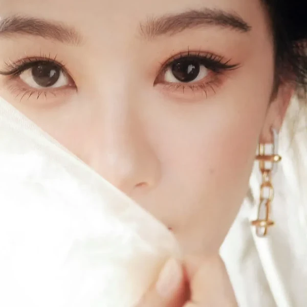 Popular photo full of fans’ love for Yang Zi