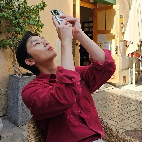 Popular photo full of fans’ love for Park Seojoon
