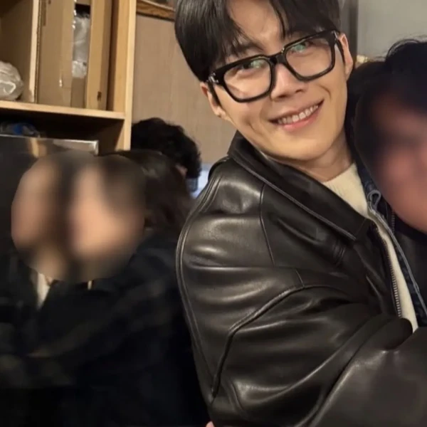 Foto populer Kim Seonho yang penuh cinta dari penggemar