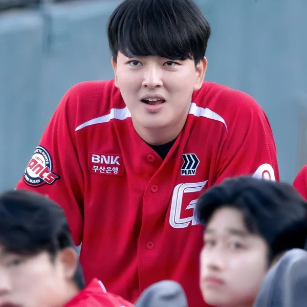 김원중의 매력을 담은 최애돌셀럽 대표 사진