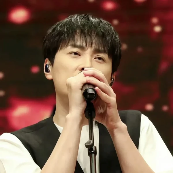 Popular photo full of fans’ love for Min Kyunghoon