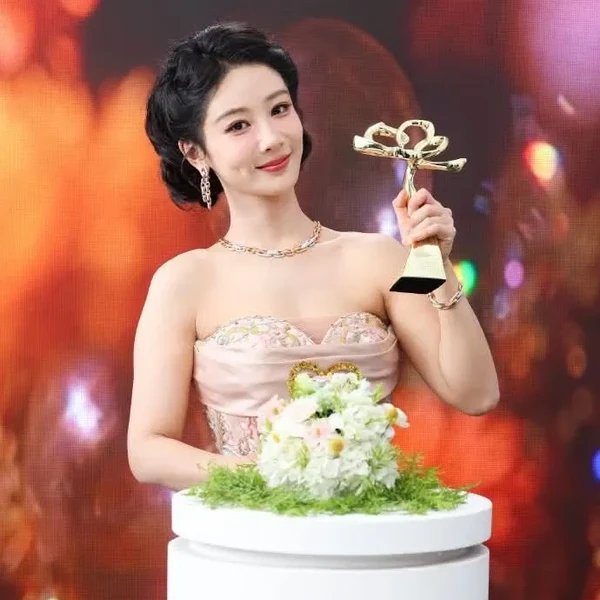 Popular photo full of fans’ love for Yang Zi