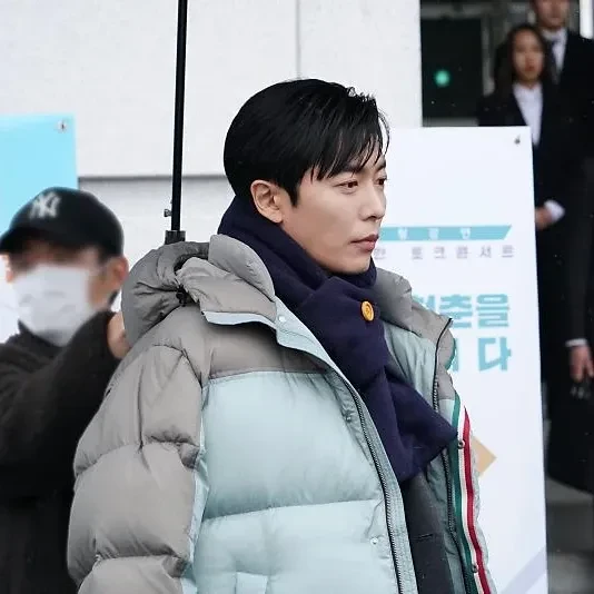 Popular photo full of fans’ love for Kim Jaewook