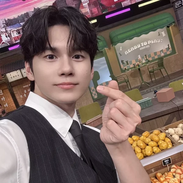 Foto populer Ong Seongwu yang penuh cinta dari penggemar