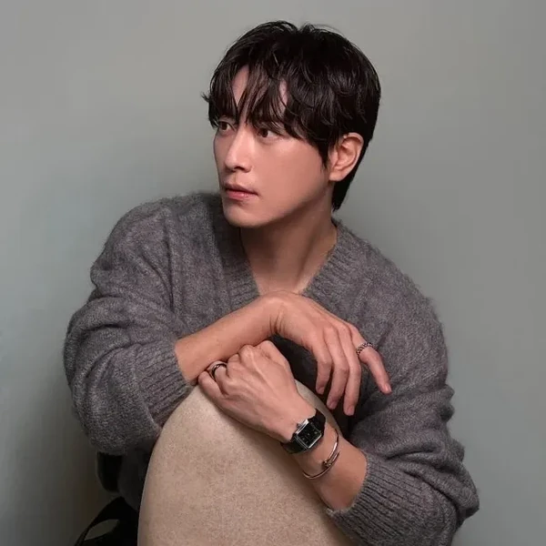 Popular photo full of fans’ love for Lee Joonhyuk