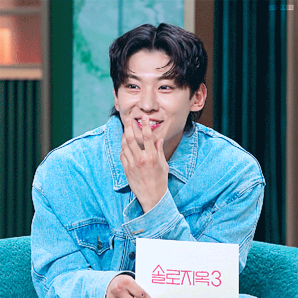 Popular photo full of fans’ love for Dex