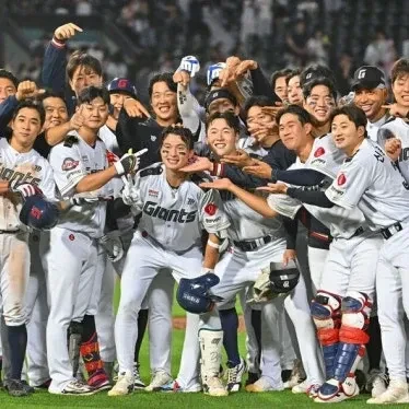 Popular photo full of fans’ love for Hwang Seongbin