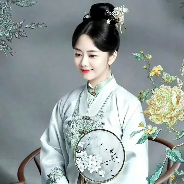 Popular photo full of fans’ love for Tan Song Yun