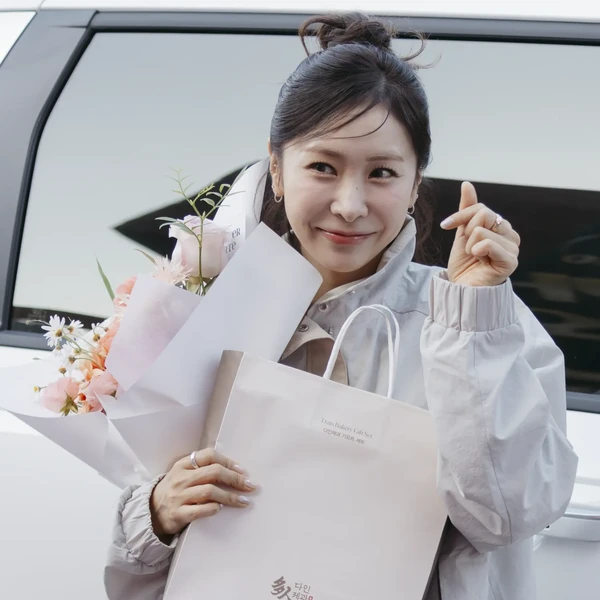 Popular photo full of fans’ love for Huh Chanmi
