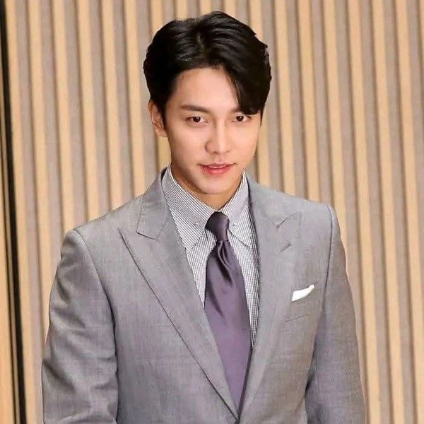 Foto populer Lee Seunggi yang penuh cinta dari penggemar
