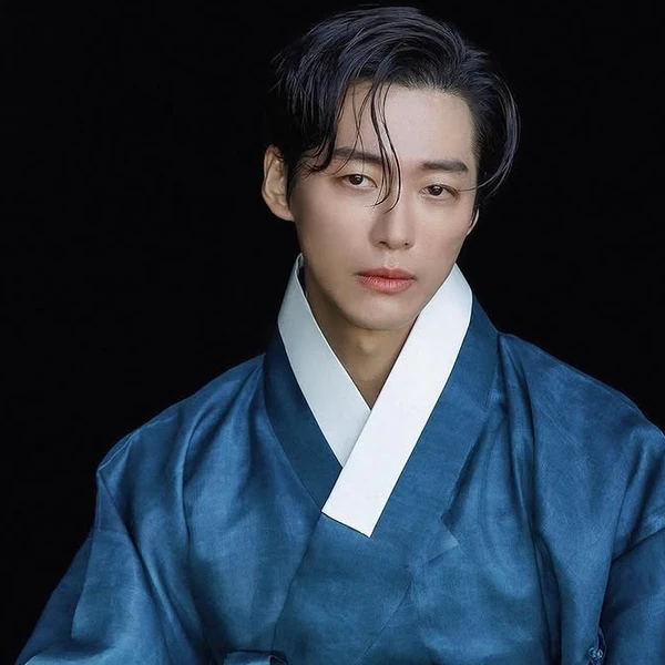 The most loved look of Namkoong Min today