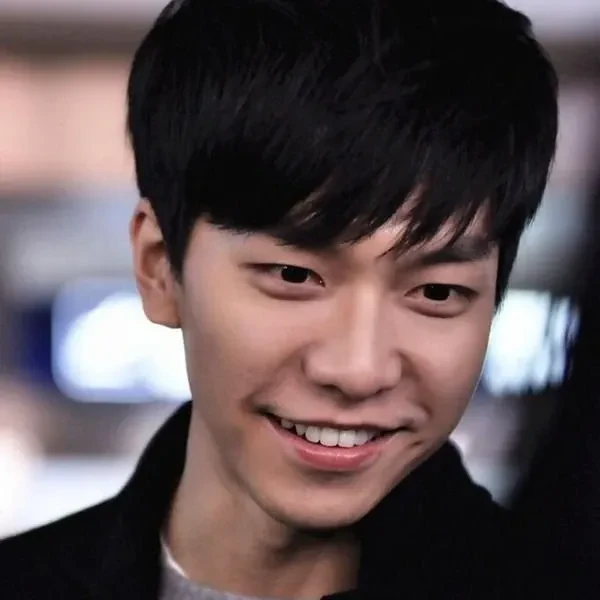 Foto populer Lee Seunggi yang penuh cinta dari penggemar