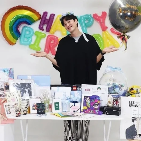Foto populer Lee Kwangsoo yang penuh cinta dari penggemar
