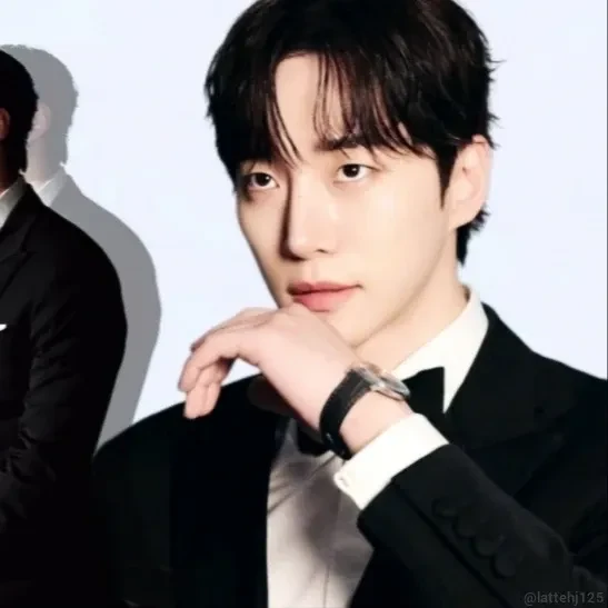 Foto populer Lee Junho yang penuh cinta dari penggemar
