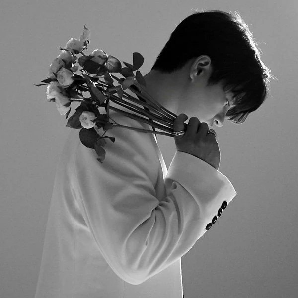 Popular photo full of fans’ love for Seo Inguk