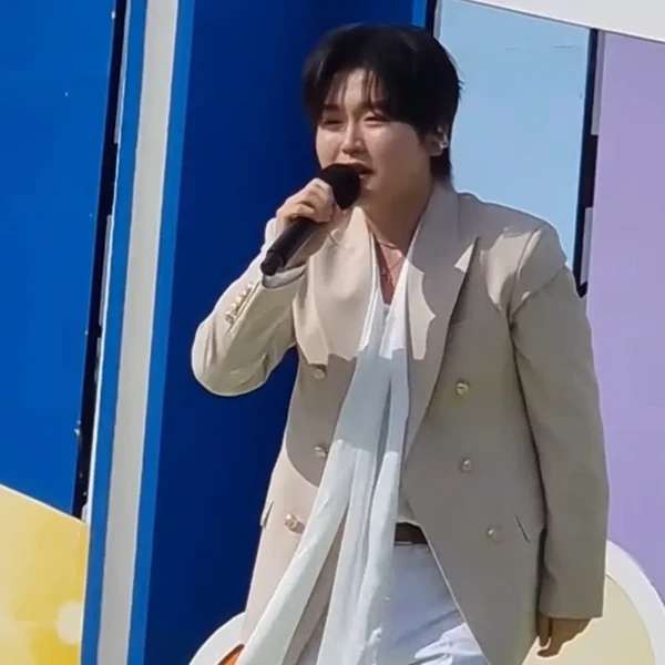 Popular photo full of fans’ love for Park Sungon