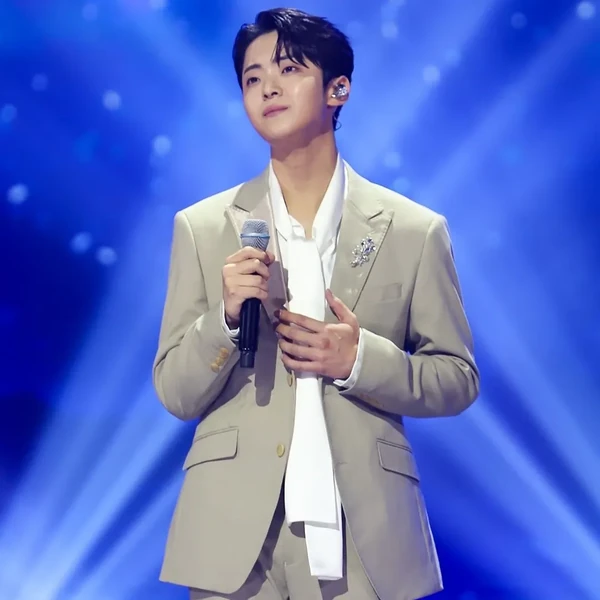 Popular photo full of fans’ love for Park Minsu