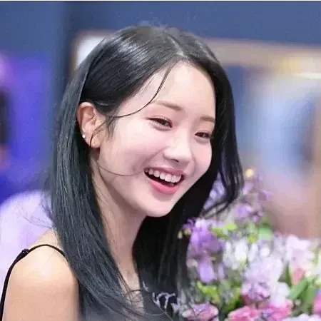 The most loved look of Kim Soyeon (2004) today