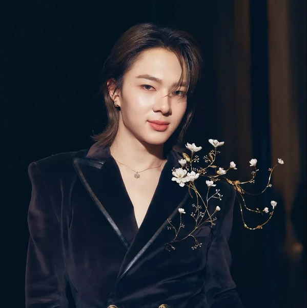 Popular photo full of fans’ love for NuNew