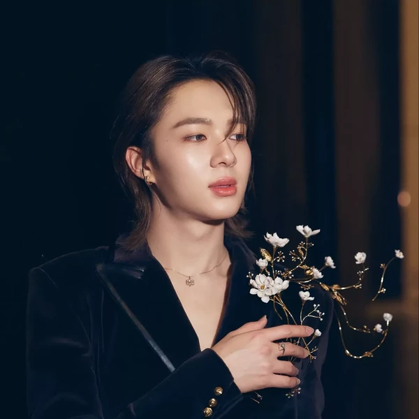 Popular photo full of fans’ love for NuNew