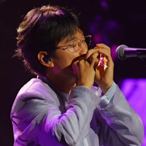 Popular photo full of fans’ love for Bak Changgeun