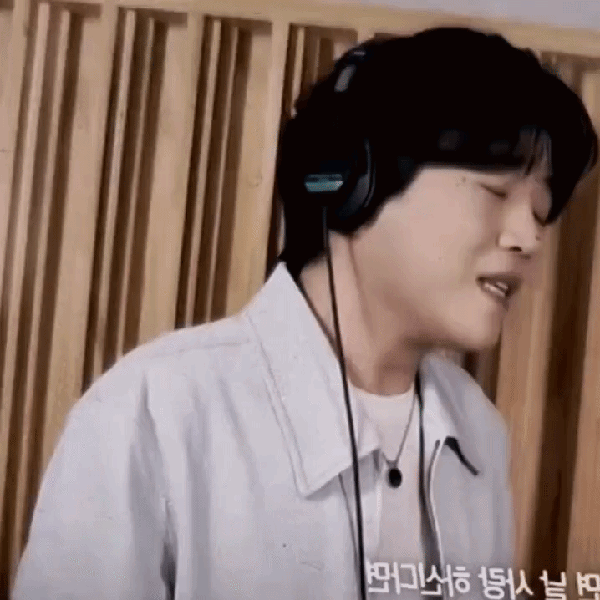 Popular photo full of fans’ love for Hwang Youngwoong