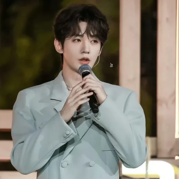 The most loved look of Deng Wei today