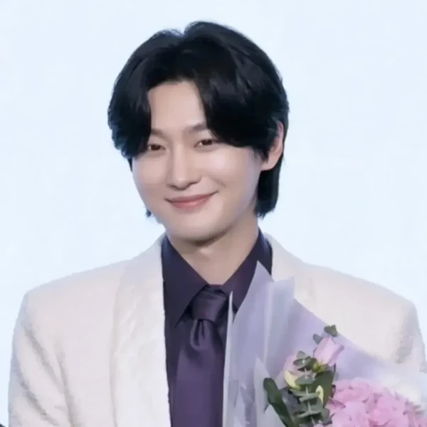 Popular photo full of fans’ love for Kim Yongbin