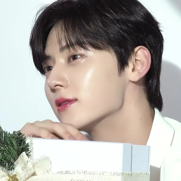 Popular photo full of fans’ love for Hwang Minhyun