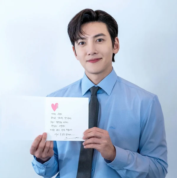 Popular photo full of fans’ love for Ji Changwook
