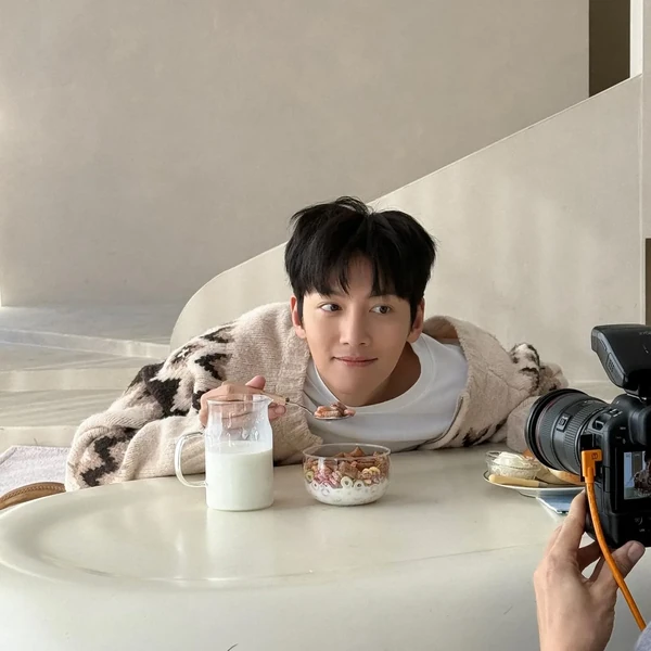 Popular photo full of fans’ love for Ji Changwook