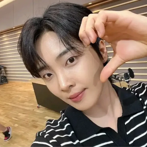 Popular photo full of fans’ love for Hwang Yunsung