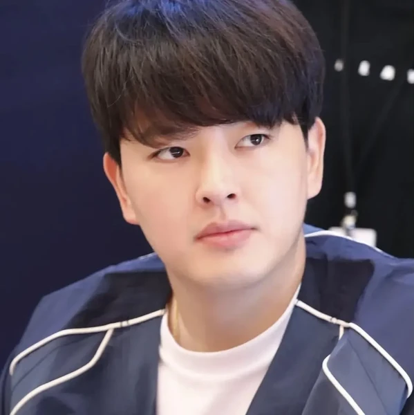 Foto profil populer Kim Wonjung yang dipilih melalui voting