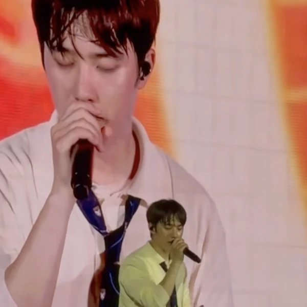 Foto populer Doh Kyungsoo (D.O.) yang penuh cinta dari penggemar