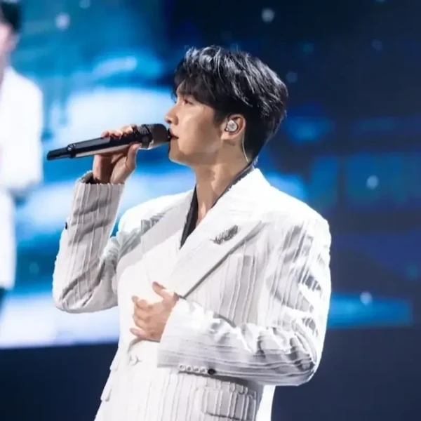 Foto populer Lee Seunggi yang penuh cinta dari penggemar
