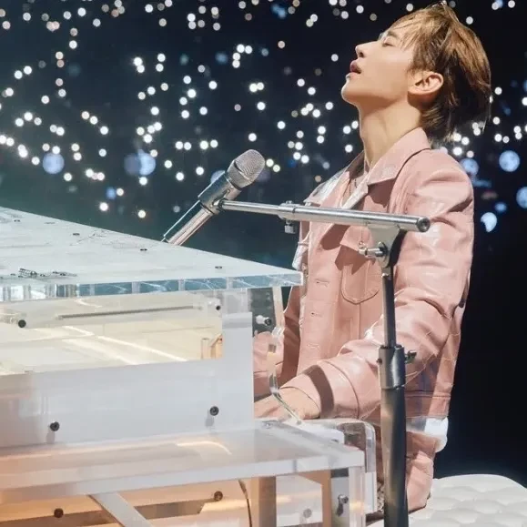 Popular photo full of fans’ love for Henry