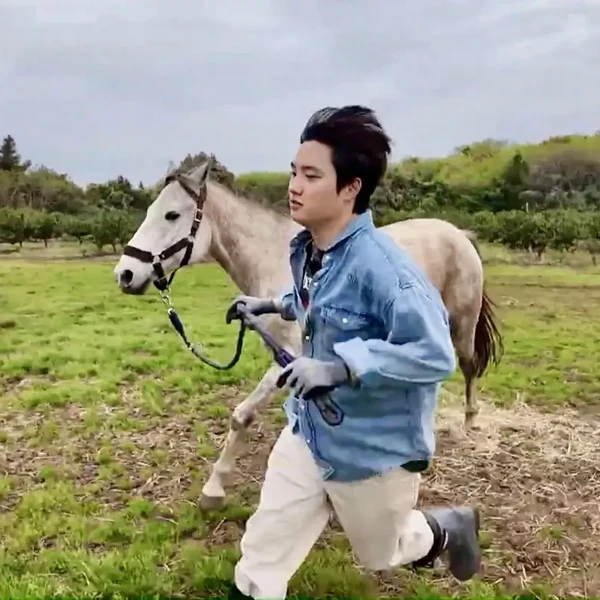 Foto populer Doh Kyungsoo (D.O.) yang penuh cinta dari penggemar