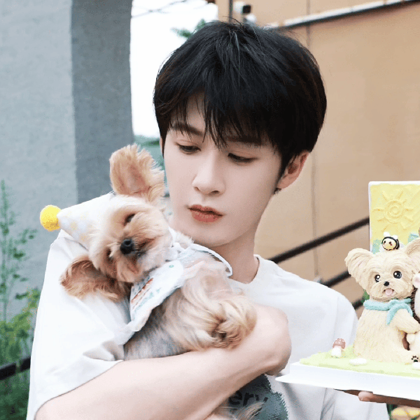 Popular photo full of fans’ love for Tan Jianci