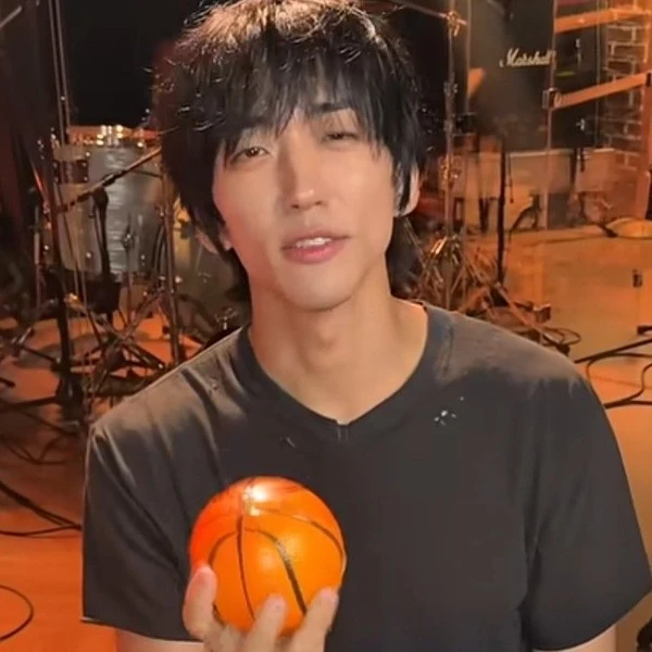 今天最受喜愛的李承允模樣