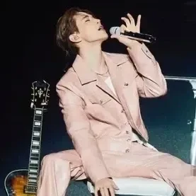 Popular photo full of fans’ love for Henry