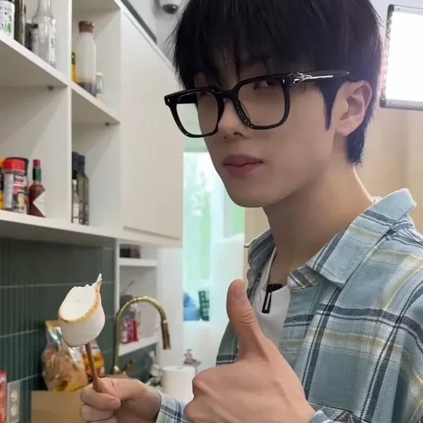 The most loved look of Park Jisung today